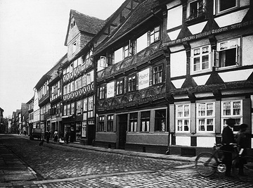 Höxter-Altstadt, Westerbachstraße: Fachwerkhäuserzeile ab Haus Nr. 2 (angeschnitten) und Haus Nr. 4 Gasthof Lessmann "Zur guten Quelle", errichtet 1578, Weserrenaissance. Undatiert, um 1930?
