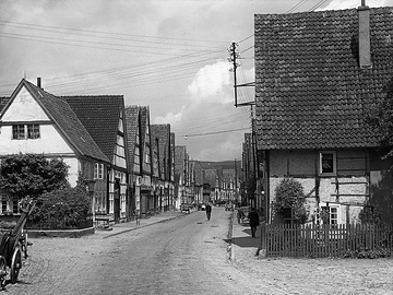 Lügde um 1935: Mittlere Straße vom Oberen Tor nach Norden, links: Häuser Nr. 74-72-70 ff. - Bebauung neu entstanden ab 1798 nach einem großen Stadtbrand im Jahre 1797