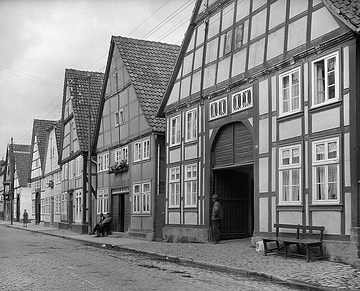 Lügde um 1935: Ackerbürgerhäuser in der Mittleren Straße, v.r.n.l.: Hausnummern 8-10-12-14-18 - Bebauung neu entstanden ab 1798 nach einem großen Stadtbrand im Jahre 1797