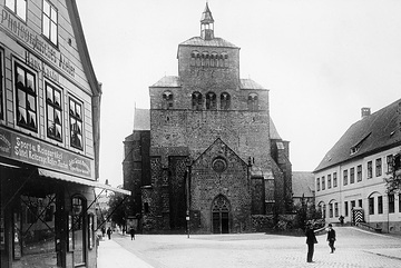 Kath. Dompfarrkirche St. Petrus und Gorgonius, Westwerk - Gründungsbau als romanische Basilika im 9. Jh., Umbau zur Hallenkirche bis 1290