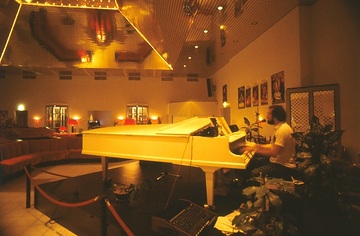 Broadway Kino Landstuhl. Foyer. Liveunterhaltung am Klavier.