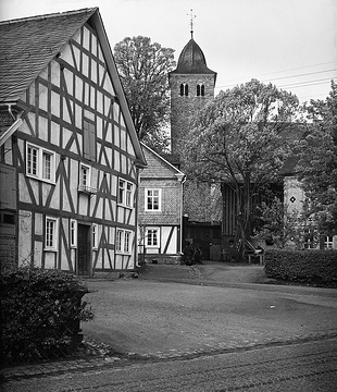 Krombach, Dorfwinkel mit ev. Pfarrkirche St. Ludgerus