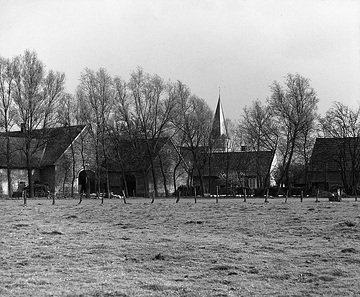 Ortschaft Laer mit St. Bartholomäus-Kirche. Im Vordergrund: Straße "Klingenhagen" mit Hof Brinkmann (links, später Enning) und Gaststätte Haus Viefhues (rechts daneben). Undatiert, um 1930?