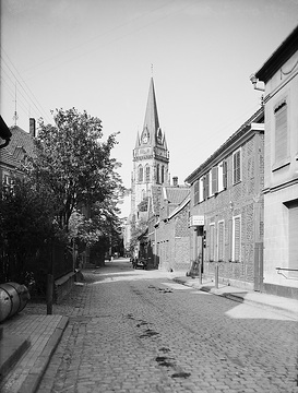 Straßenansicht mit dem Turm der St. Lambertus-Kirche