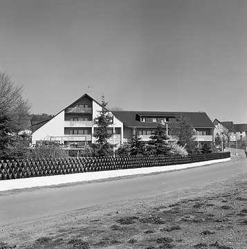 Blick auf das Hotel "Frönsberger Hof" mit Gästehaus Elisabeth, welches später zum Begegnungszentrum Frönsberg (Vereinigte ev. Kirchenkreise Dortmund/Lünen) wude, Fromersbert 1 in Hemer-Frönsberg.