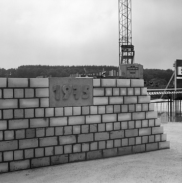 LWL-Klinik Hemer, auch Hans-Prinzhorn-Klinik (HPK), Klinik für Psychiatrie, Psychotherapie und Psychosomatik in Hemer-Frönsberg: Grundsteinlegung im Jahr 1975 mit einem Jahresstein im Mauerwerk.