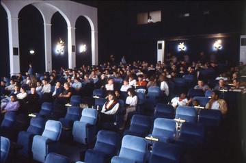 Broadway Kino Landstuhl. Kinosaal mit Publikum. Ein Großteil des Publikums besteht aus amerikanischen Armeeangehörigen der nahen Ramstein Air Base.