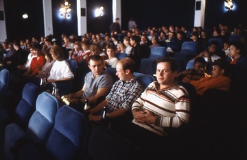 Broadway Kino Landstuhl. Besucher*innen im Kinosaal. Ein Großteil des Publikums besteht aus amerikanischen Armeeangehörigen der nahen Ramstein Air Base.