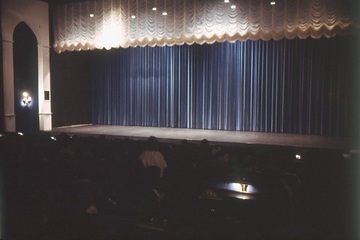 Broadway Kino Landstuhl. Blick auf den geschlossenen Vorhang.