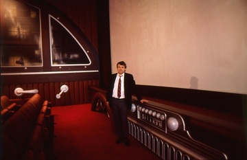 Cadillac Kino München. Geschäftsinhaber Michael Graeter in einem der Kinosäle mit namensgebender Dekoration.