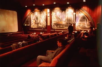 Cadillac Kino München. Kinosaal mit Besucher*innen.