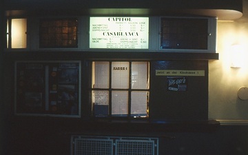 Capitol Kino Mannheim. Außenansicht bei Nacht. Blick auf den Kassenschalter.