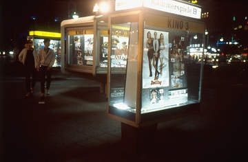 Zoo Palast Berlin. Außenaufnahme bei Nacht. Schaukästen mit Filmplakaten, u.a. "Der Zwilling".