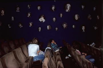 Unbekanntes Kino. Kinosaal, dekoriert mit Porträts von Filmcharakteren.