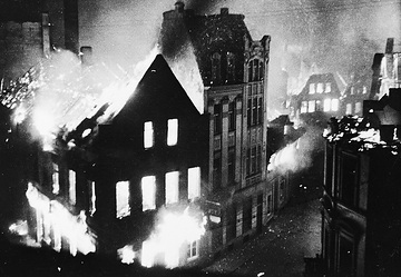 Münster im Zweiten Weltkrieg - nach einem Bombenangriff 1943 (?): Feuersbrunst im Altstadtviertel am Alten Steinweg 