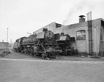 Rheine-Hauenhorst: Lokomotiven auf der Drehscheibe vor dem Ringlokschuppen. Das Bahnbetriebswerk Rheine wurde zwischen 1911 und 1919 im Rheiner Stadtteil Hauenhorst gebaut und stellte Rangier- und Güterzugloks für den Bahnbetrieb bereit.