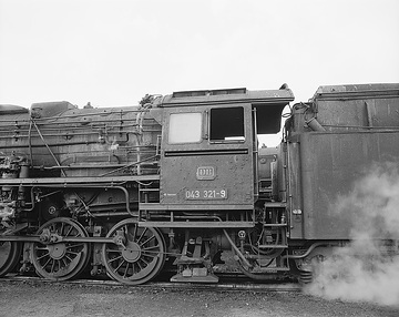 Rheine-Hauenhorst: Lokomotive auf dem Geländer der Drehscheibe. Das Bahnbetriebswerk Rheine wurde zwischen 1911 und 1919 im Rheiner Stadtteil Hauenhorst gebaut und stellte Rangier- und Güterzugloks für den Bahnbetrieb bereit.
