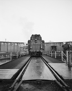 Rheine-Hauenhorst: Lokomotive auf der Drehscheibe vor dem Ringlokschuppen. Das Bahnbetriebswerk Rheine wurde zwischen 1911 und 1919 im Rheiner Stadtteil Hauenhorst gebaut und stellte Rangier- und Güterzugloks für den Bahnbetrieb bereit.