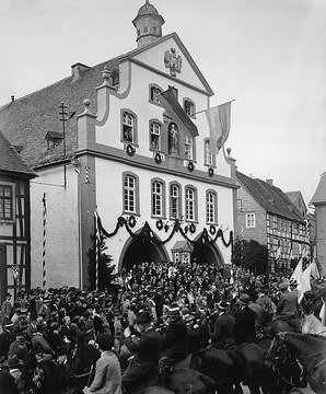 Volksfest (Schnadzug) vor dem Rathaus in Brilon