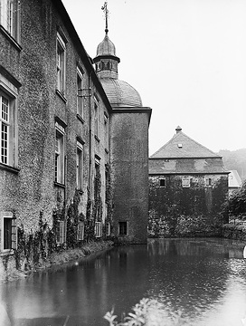 Schloss Neuenhof, barockes Wasserschloss: Seitenansicht mit Gräfte, Aufnahme um 1930?