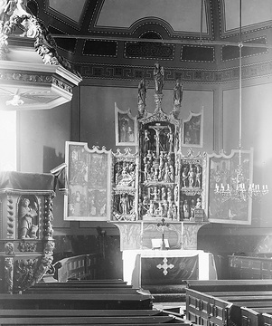 Gotischer Flügelaltar mit Figurenschnitzereien in der Schwefer Kirche, ca. 1913.