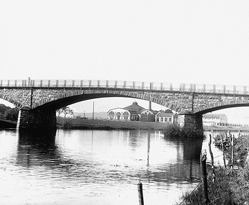 Steinbogenbrücke über die Ruhr mit Blick auf das Wasserkraftwerk Hamm