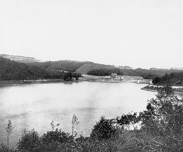 Blick über die Fürwiggetalsperre (erbaut 1904) Bis zum Bau der wenige Kilometer unterhalb gelegenen Versetalsperre hatte sie den Namen "Versetalsperre")