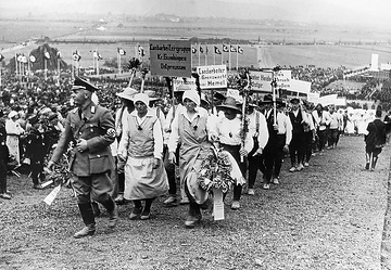 Einzug ostpreussischer Landarbeiter auf "Reichserntedankfest", gefeiert 1933-1937 auf dem Bückeberg: