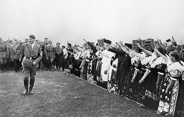 "Reichserntedankfest", gefeiert 1933-1937 auf dem Bückeberg: Adolf Hitler und Gefolgsleute beim Einzug auf das Festgelände