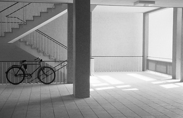 Albert Schweitzer/Geschwister Scholl Gymnasium, Treppenhaus mit Fahrrad.