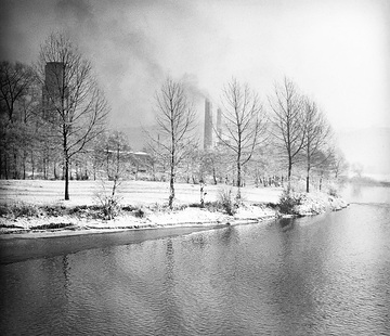 Schornsteinkulisse einer Industrieanlage am winterlichen Ruhrufer, um 1930?