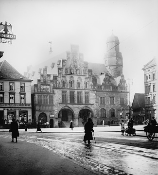 Rathaus (13. Jh.) und Marktplatz