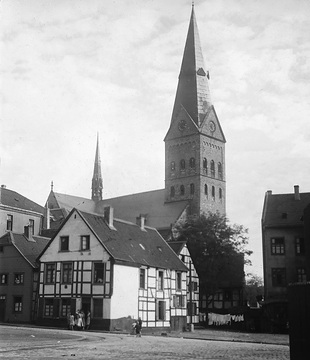 Altstadtviertel mit kath. Propsteikirche St. Gertrud von Brabant, erbaut 1868-1872 nach Plänen von Arnold Güldenpfennig, fünfschiffig, Neogotik, Wahrzeichen des alten Wattenscheid, um 1930?