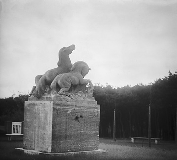 Denkmal "Bergische Wildpferde" am Stallmannshof in Mülheim a. d. Ruhr, Ortsteil Saarn - Skulptur aus Muschelkalk, erschaffen 1926 von Arnold Künne (1866-1942)