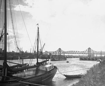 Hafen Duisburg-Ruhrort mit Blick auf die Admiral-Scheer-Brücke über den Rhein, undatiert, 1920er Jahre.