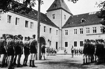 Mittagsappell der Hitlerjugend auf Schloss Haldem, 1936 bis 1945 HJl-Gebietsführerschule Langemarck, Stemwede