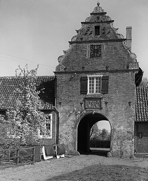 Ehemalige Johanniterkommende in Steinfurt-Burgsteinfurt (1199-1806) - Torhaus von 1446 mit Wappen des Komturs Everhard von Galen, modernisiert 1606. Undatiert, Ansicht um 1940?