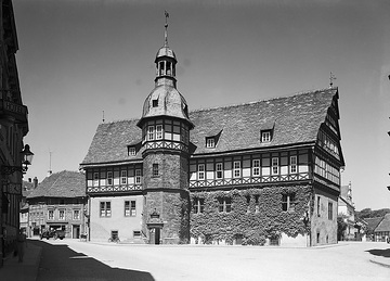 Das Rathaus, Fachwerkbau der Weserrenaissance mit achteckigem Treppenturm, errichtet um 1610