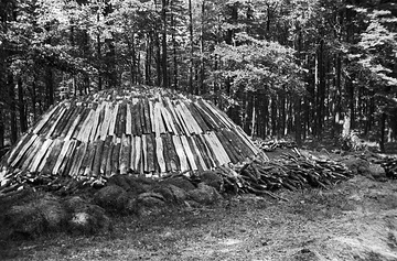 Holzkohlenmeiler im Wald bei Oberkirchen