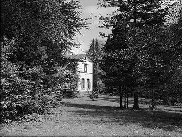 Blick durch den Garten auf die Villa Siedhoff. 1927-1936 "Bodelschwingh-Jugendherberge" 