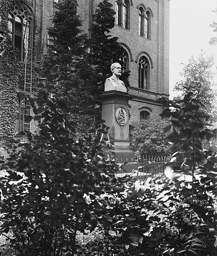 Denkmal des Schuldirektors Ostendorf vor der Ostendorfschule (Aufnahmedatum geschätzt)