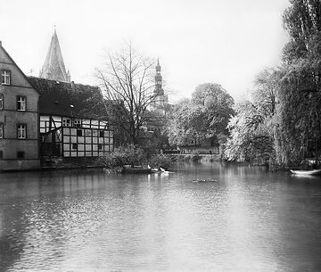 Altstadtidylle: Der 'Große Teich' mit Petri-Kirche, ca. 1913.