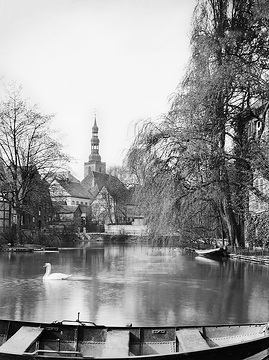 Der 'Große Teich' mit Blick auf die Petri-Kirche, ca. 1913.