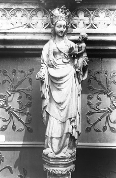 Madonnenfigur am Südportal der Kirche St. Maria zur Wiese, Aufnahmedatum der Fotografie ca. 1913.