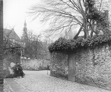 Gartenmauern aus Bruchstein in der Kasernen- und Sugestraße, ca. 1913.