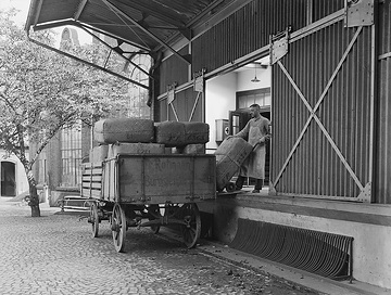 Zigarrenfabrik Rotmann in Steinfurt: Abladen der Tabakballen