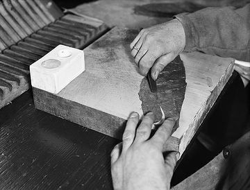 Zigarrenmacher der Firma Rotmannin Steinfurt bei der Arbeit: manuelles Schneiden des Zigarrendeckblattes