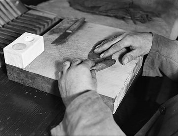 Zigarrenmacher der Firma Rotmann in Steinfurt bei der Arbeit: manuelles Einrollen des Zigarrendeckblattes