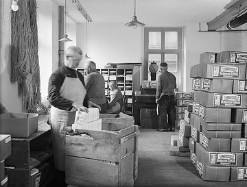 Zigarrenfabrik Rotmann in Steinfurt, Versandlager: Arbeiter beim Verpacken der Zigarrenlieferungen
