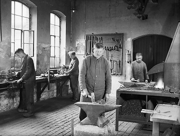 Zigarrenfabrik Rotmann, Schmiedewerkstatt: Schmiede bei der Arbeit